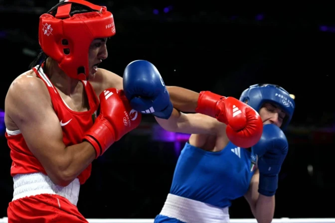 Imane Khelif (de rojo), de Algeria, golpea a Angela Carini de Italia