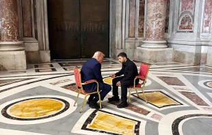 El presidente de Estados Unidos, Donald Trump, y el presidente de Ucrania, Volodymyr Zelensky, mantuvieron una reunión cara a cara en el Vaticano antes del funeral del papa Francisco el sábado 26 de abril de 2025. Oficina de la Presidencia de Ucrania vía Getty Images