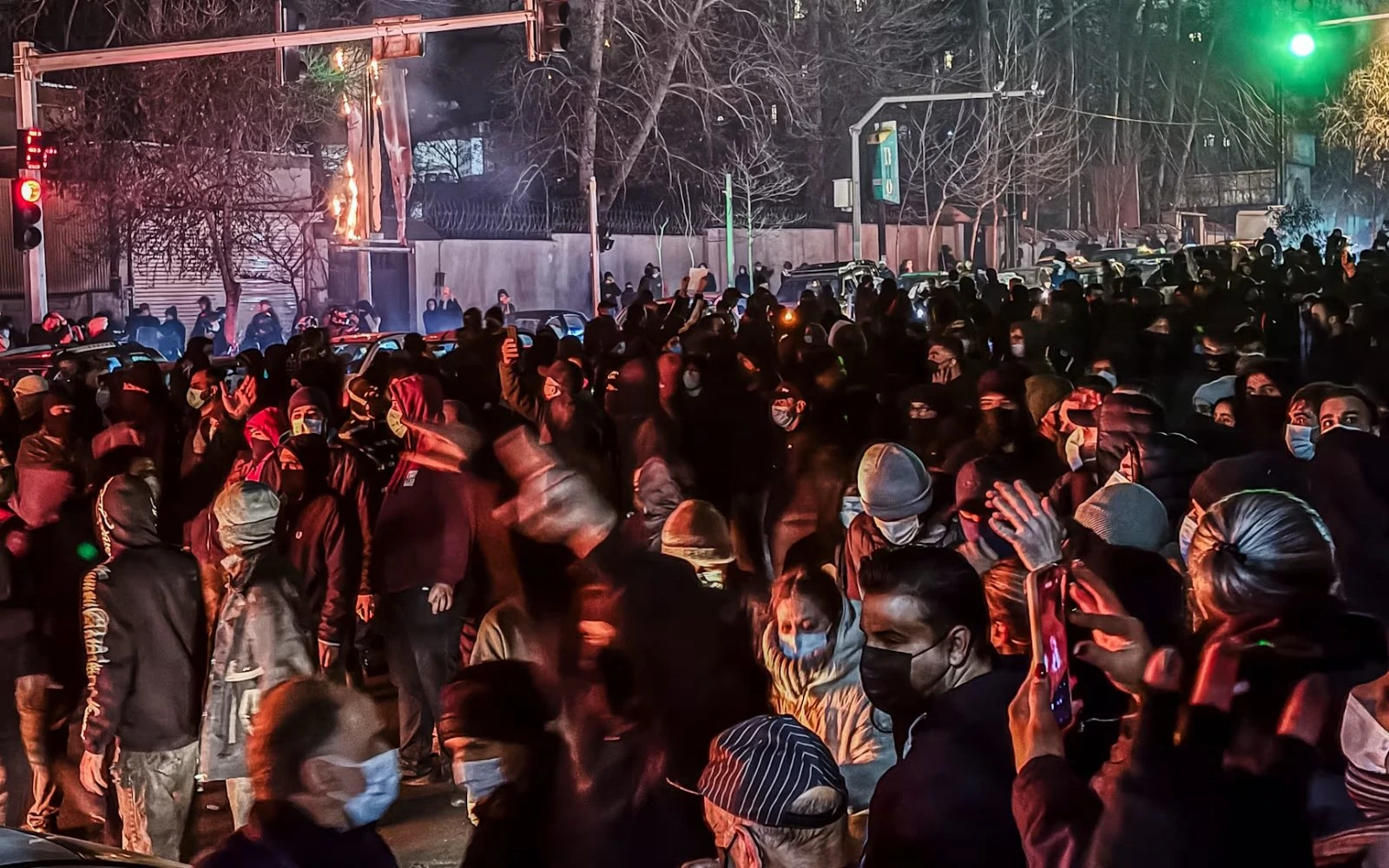 Iraníes se reúnen bloqueando una calle durante una protesta en Teherán (Irán) el 9 de enero de 2026. Las protestas a nivel nacional comenzaron en el Gran Bazar de Teherán contra las fallidas políticas económicas a finales de diciembre de 2025, y se extendieron a universidades y otras ciudades, incluyendo consignas económicas, políticas y antigubernamentales.?w=200&h=150