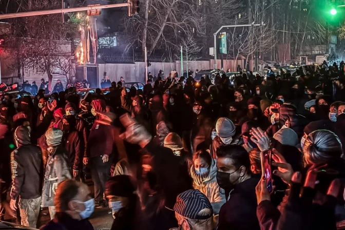 Iraníes se reúnen bloqueando una calle durante una protesta en Teherán