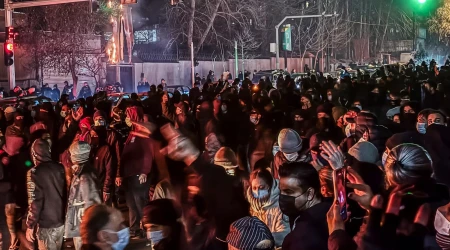 Iraníes se reúnen bloqueando una calle durante una protesta en Teherán