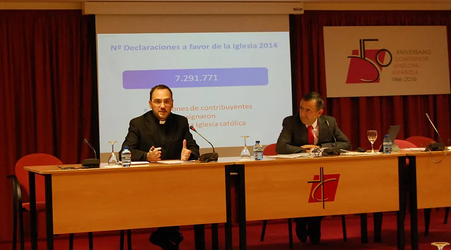 Fernando Giménez Barriocanal y el P. Jose Gabriel Vera durante la presentación de los resultados de la declaración de la Renta en la CEE. Foto: CEE. ?w=200&h=150