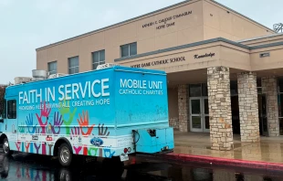 Fachada del gimnasio de la iglesia Notre Dame de Kerrville. Crédito: Facebook Catholic Charities USA