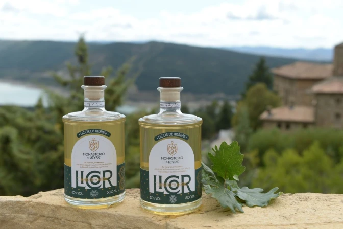 Monjes benedictinos realizan su propia ginebra y licor de hierbas artesanal en el Monasterio de Leyre