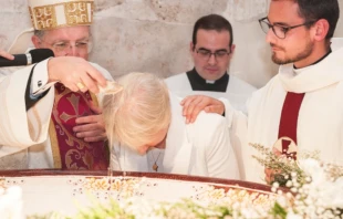 Mons. Ginés García Beltrán, Obispo de Getafe, bautiza a una mujer adulta. Crédito: Diócesis de Getafe.