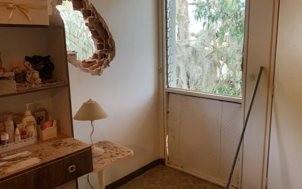 Agujero en la pared de la habitación de Ana María Campos, producto de la explosión, a pocos metros de su cama. Crédito: Andrés Henríquez/EWTN.