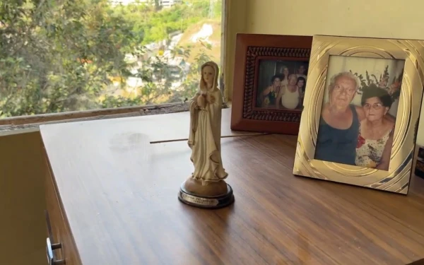 Pequeña estatua de la Santísima Virgen que permaneció intacta en la habitación de Gracia Mónaco. Crédito: Andrés Henríquez/EWTN.
