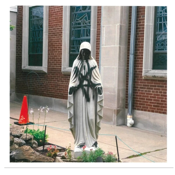 Vandalismo en la iglesia St. Elizabeth of Hungary en Pleasant Hills, Pennsylvania (Estados Unidos), en la Diócesis de Pittsburgh, el domingo 19 de julio de 2025. Crédito: Cortesía de la Diócesis de Pittsburgh.