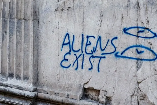Sacerdote lamenta grafiti sobre “extraterrestres” en histórica iglesia de Roma