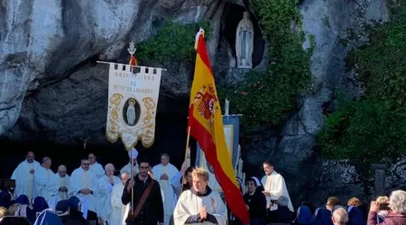 La Hospitalidad de Lourdes de Madrid en la gruta de Massabielle (Francia).