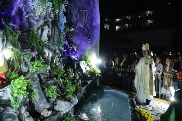 El Arzobispo Ulloa en la inauguración de la gruta de la Virgen de Lourdes. Crédito: Arquidiócesis de Panamá.