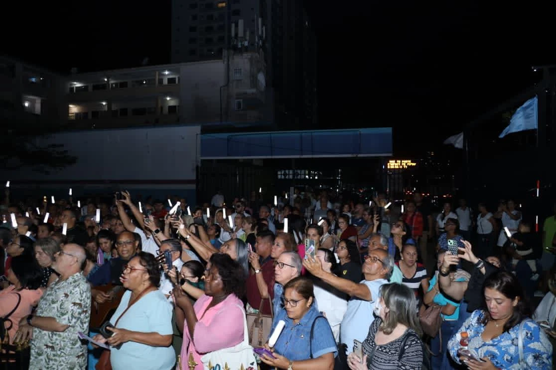 Los fieles asistentes a su inauguración de la gruta. Crédito: Arquidiócesis de Panamá
