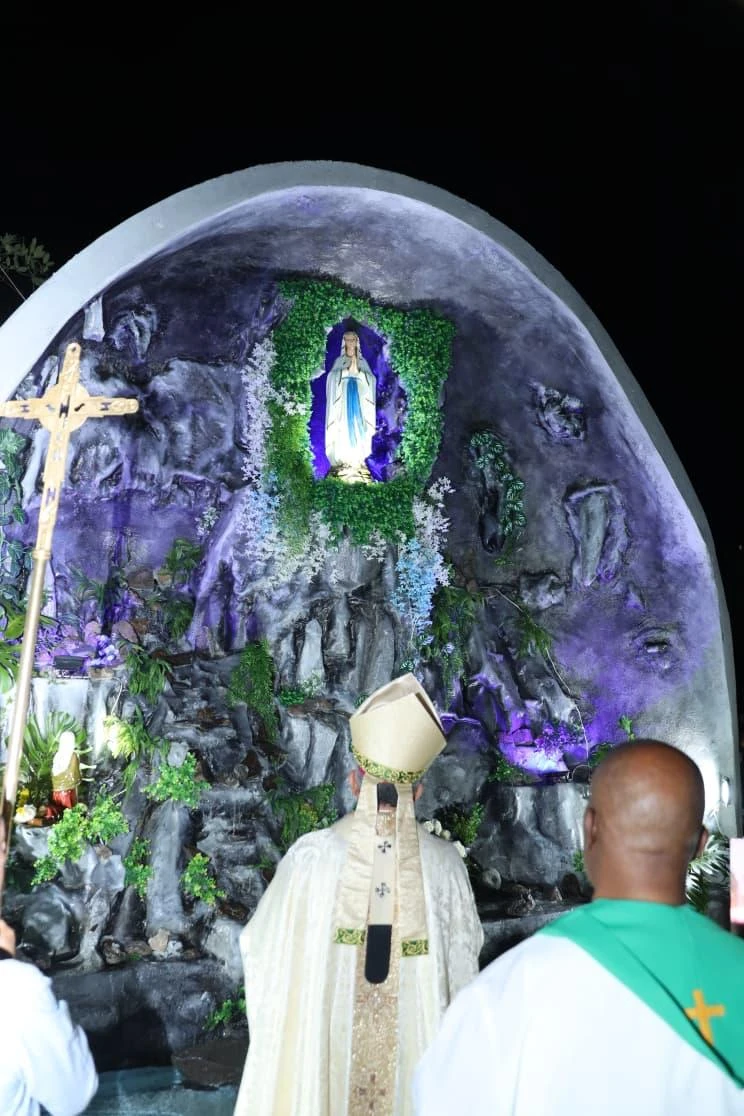 Mons. Ulloa ante la gruta de Lourdes. Crédito: Arquidiócesis de Panamá