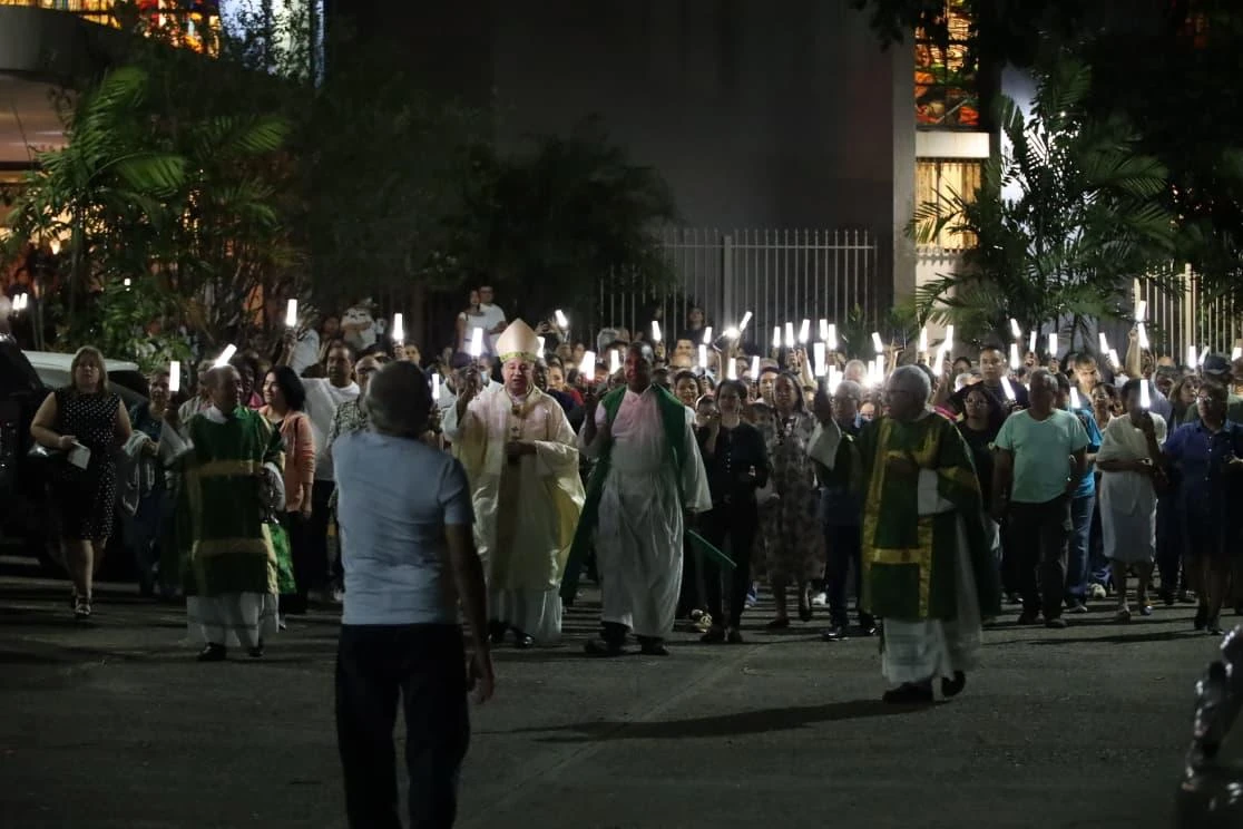 Mons. Ulloa con los fieles. Crédito: Arquidiócesis de Panamá