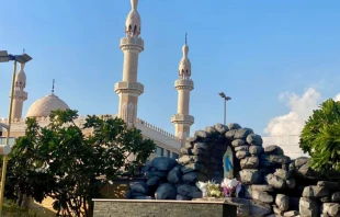 Una réplica de la gruta de Nuestra Señora de Lourdes en la iglesia católica de Santa María en Oud Metha, Dubái (Emiratos Árabes Unidos). Crédito: Solène Tadié / National Catholic Register.