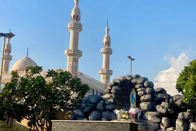 Réplica de la gruta de Nuestra Señora de Lourdes en Dubái