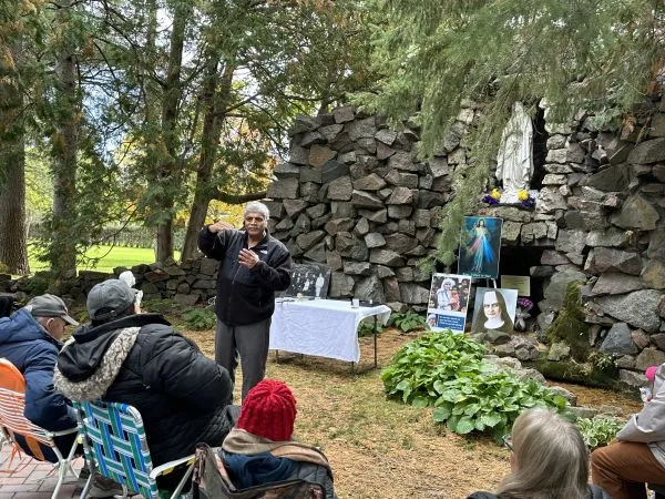 Patrick Norton habla durante un evento en la gruta del cementerio, durante un evento donde se leyó la carta del obispo en octubre de 2023. Crédito: Patti Armstrong