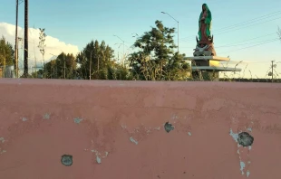 Marcas de bala en glorieta donde se encuentra imagen de la Virgen de Guadalupe. Crédito: P. Enrique Urzúa