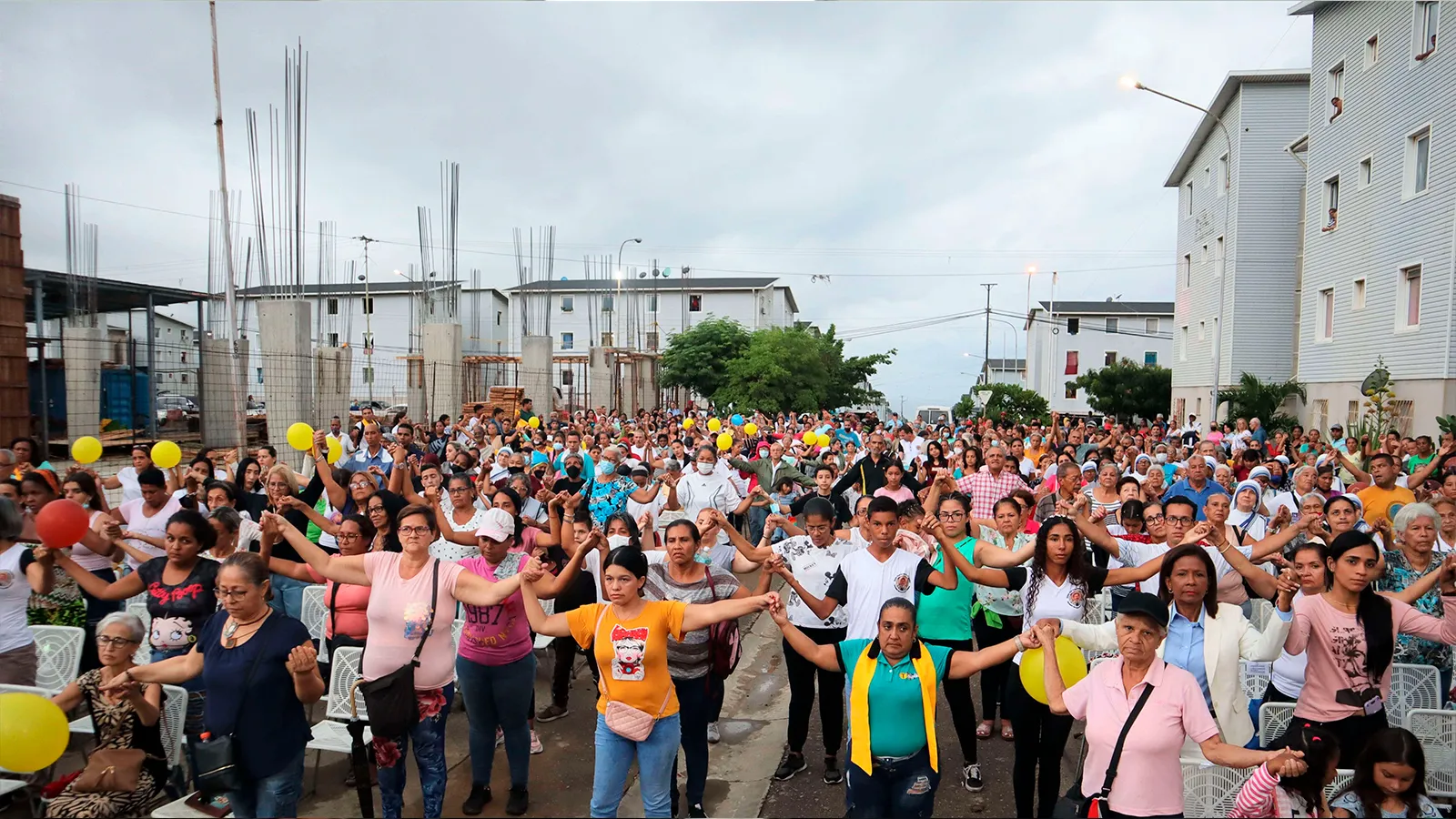 La comunidad de Ciudad Chávez reunida en torno al nuevo templo parroquial?w=200&h=150
