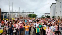 La comunidad de Ciudad Chávez reunida en torno al nuevo templo parroquial
