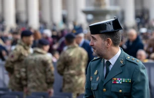 Guardia Civil de España momentos antes de que iniciara la Misa presidida por el Papa Francisco en San Pedro Crédito: Daniel Ibáñez/ ACI Prensa