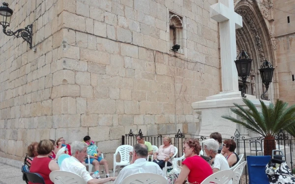 Los vecinos custodiaron la cruz durante 400 días para evitar su retirada. Crédito: Plataforma en Defensa de la Cruz.