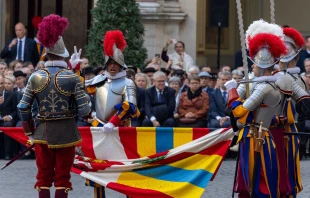 Uno de los nuevos reclutas de la Guardia Suiza Pontificia toma juramento este 4 de octubre. Crédito: Daniel Ibáñez/EWTN.