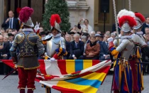 Uno de los nuevos reclutas de la Guardia Suiza Pontificia toma juramento este 4 de octubre.