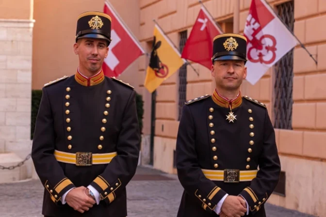 Los nuevos uniformes de la Guardia Suiza.