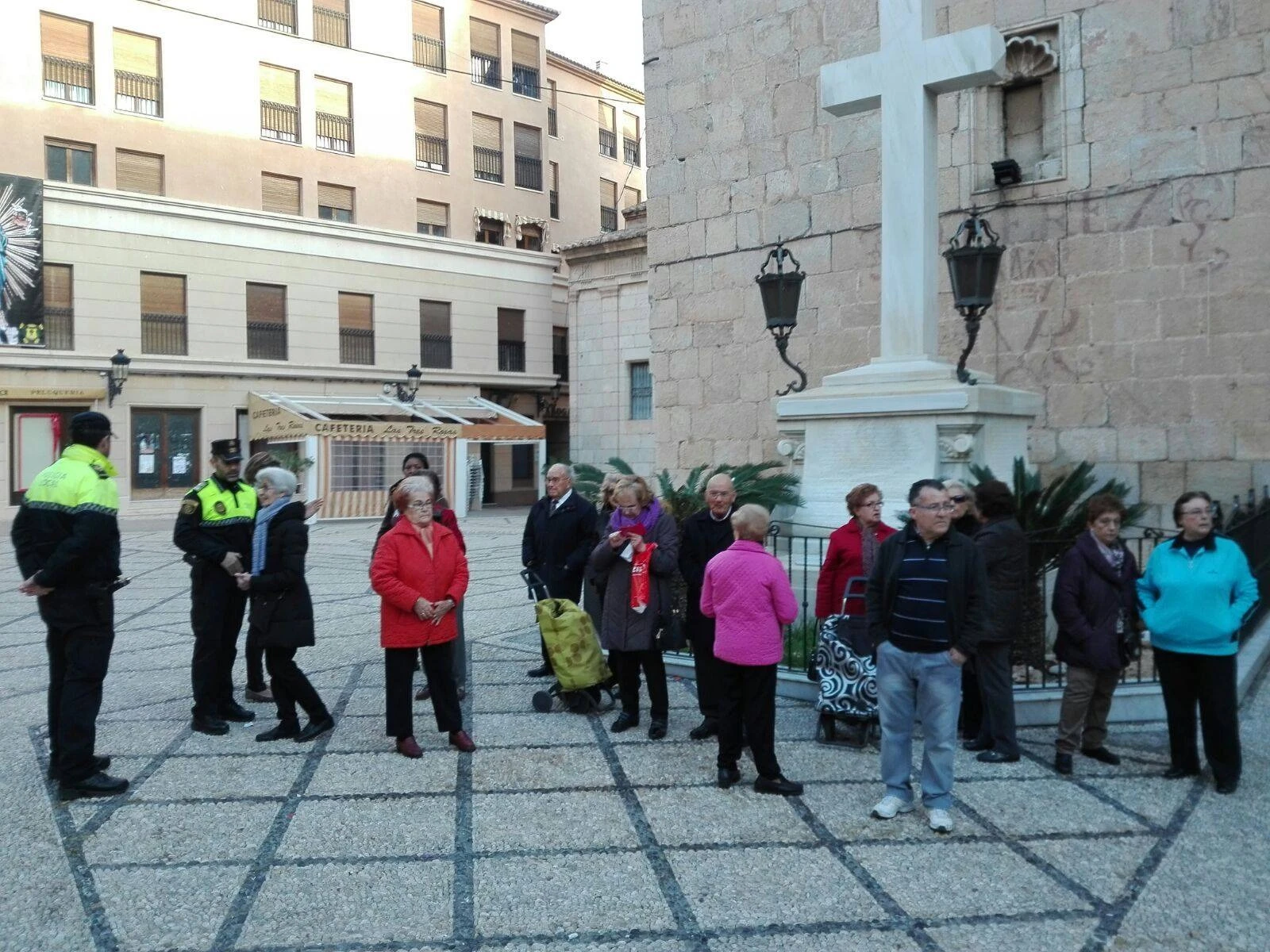 Otro momento de la resistencia de los vecinos contra el derribo de la cruz. Crédito: Plataforma en Defensa de la Cruz