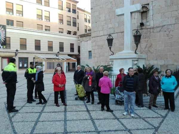 Otro momento de la resistencia de los vecinos contra el derribo de la cruz. Crédito: Plataforma en Defensa de la Cruz