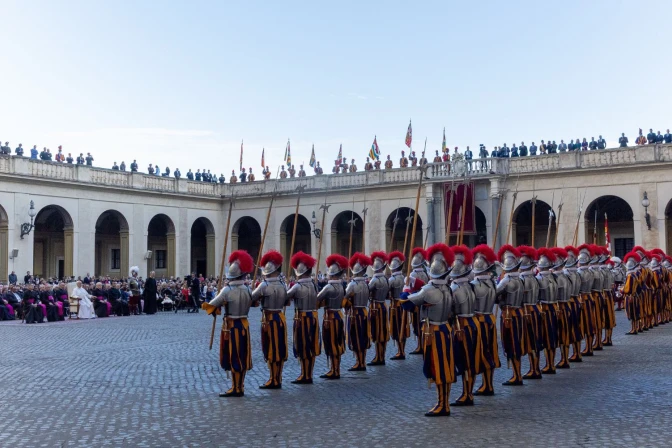 La Guardia Suiza está compuesta por 135 soldados. Este cuerpo militar es el ejército profesional más pequeño del mundo y se encarga de proteger al Papa y a la Santa Sede.