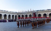La Guardia Suiza está compuesta por más de 130 soldados. Este cuerpo militar es el ejército profesional más pequeño del mundo y se encarga de proteger al Papa y a la Santa Sede.