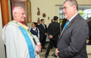 Mons. Gonzalo de Villa y Vásquez con Bernardo Arévalo de León en la Catedral. Crédito: Arzobispado de Guatemala