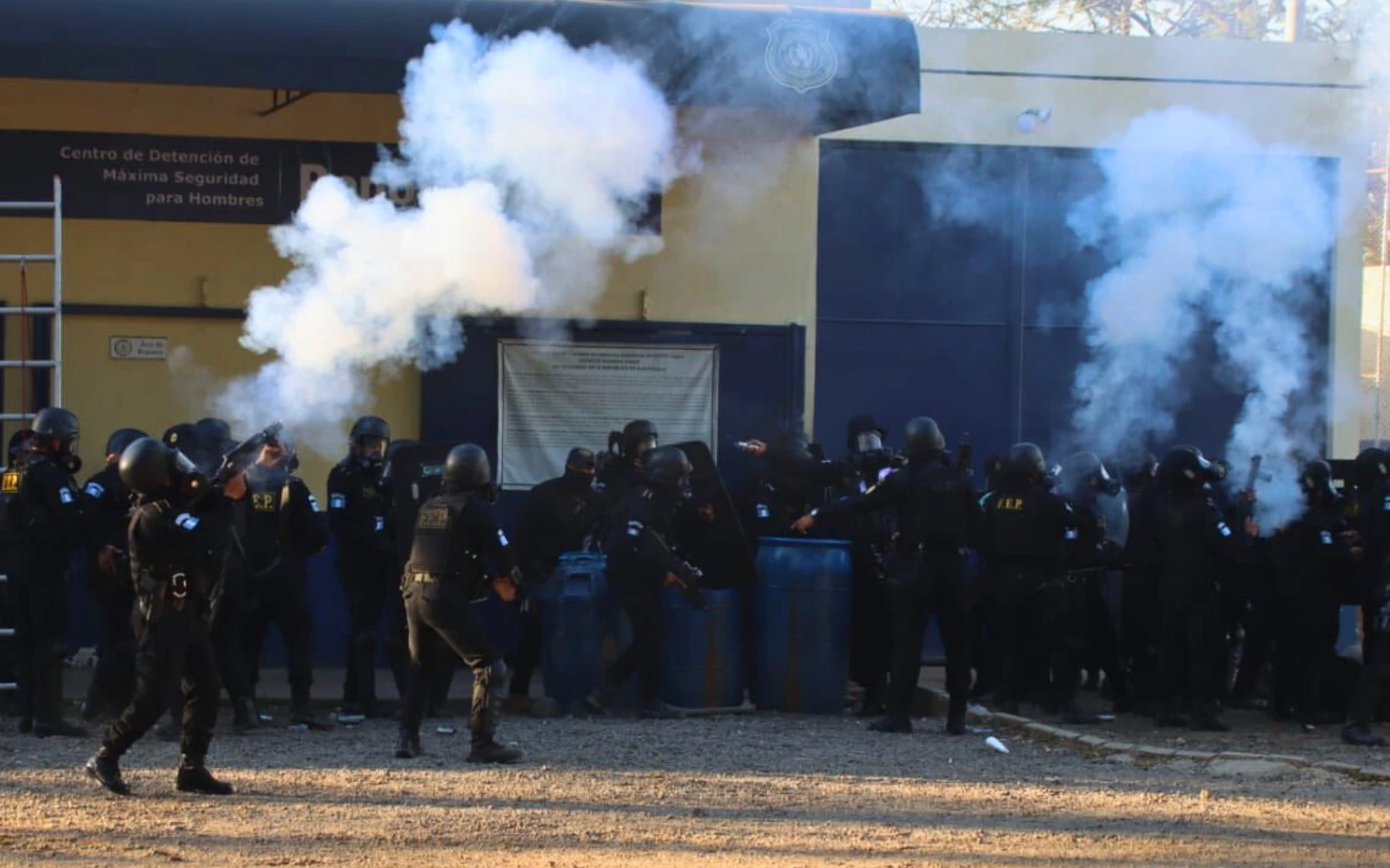 Agentes de seguridad controlan la cárcel Renovación I en Escuintla. Crédito: Ministerio de Gobernación Guatemala