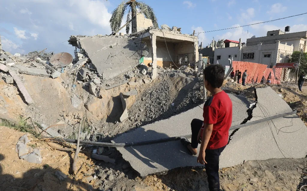 Destrozos tras un ataque aéreo israelí en la ciudad de Rafah, al sur de la Franja de Gaza. 17 de octubre de 2023?w=200&h=150