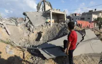 Destrozos tras un ataque aéreo israelí en la ciudad de Rafah, al sur de la Franja de Gaza. 17 de octubre de 2023