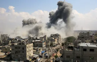 Ataques aéreos israelíes a la ciudad de Rafah en el sur de la Franja de Gaza, 10 de octubre de 2023. Crédito: Anas-Mohammed - Shutterstock