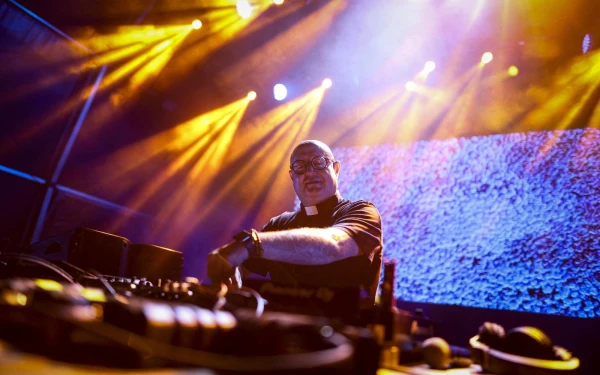 El P. Guilherme Peixoto, sacerdote y DJ, actúa en el escenario durante una feria en Coímbra (Portugal), el 4 de julio de 2024. Crédito: Felipe Amorim/Getty Images.