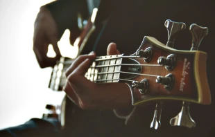 El P. Mario Arroyo, Doctor en Filosofía, responde a la pregunta: ¿Es satánico el heavy metal? Crédito: Derek Truninger / Unsplash.