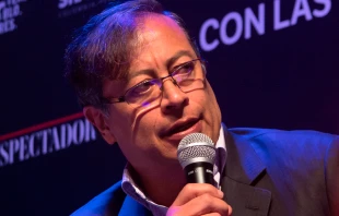 Gustavo Petro durante un debate en noviembre de 2021. Crédito: Arturo Larrahondo / Shutterstock.