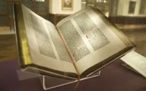 Ejemplar de la Biblia de Gutenberg custodiada en la Biblioteca Pública de Nueva York (EE UU).