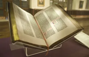 Ejemplar de la Biblia de Gutenberg custodiada en la Biblioteca Pública de Nueva York (EE UU). Crédito: NYC Wanderer (Kevin Eng) / CC BY-SA 2.0.