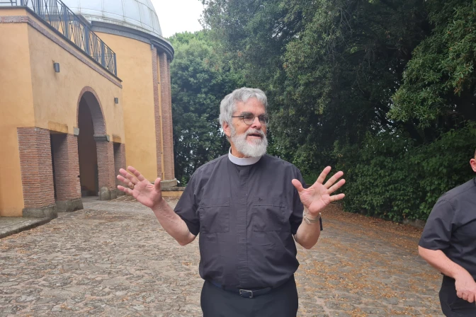Hno. Guy J. Consolmagno SJ, director del Observatorio y presidente de su fundación.