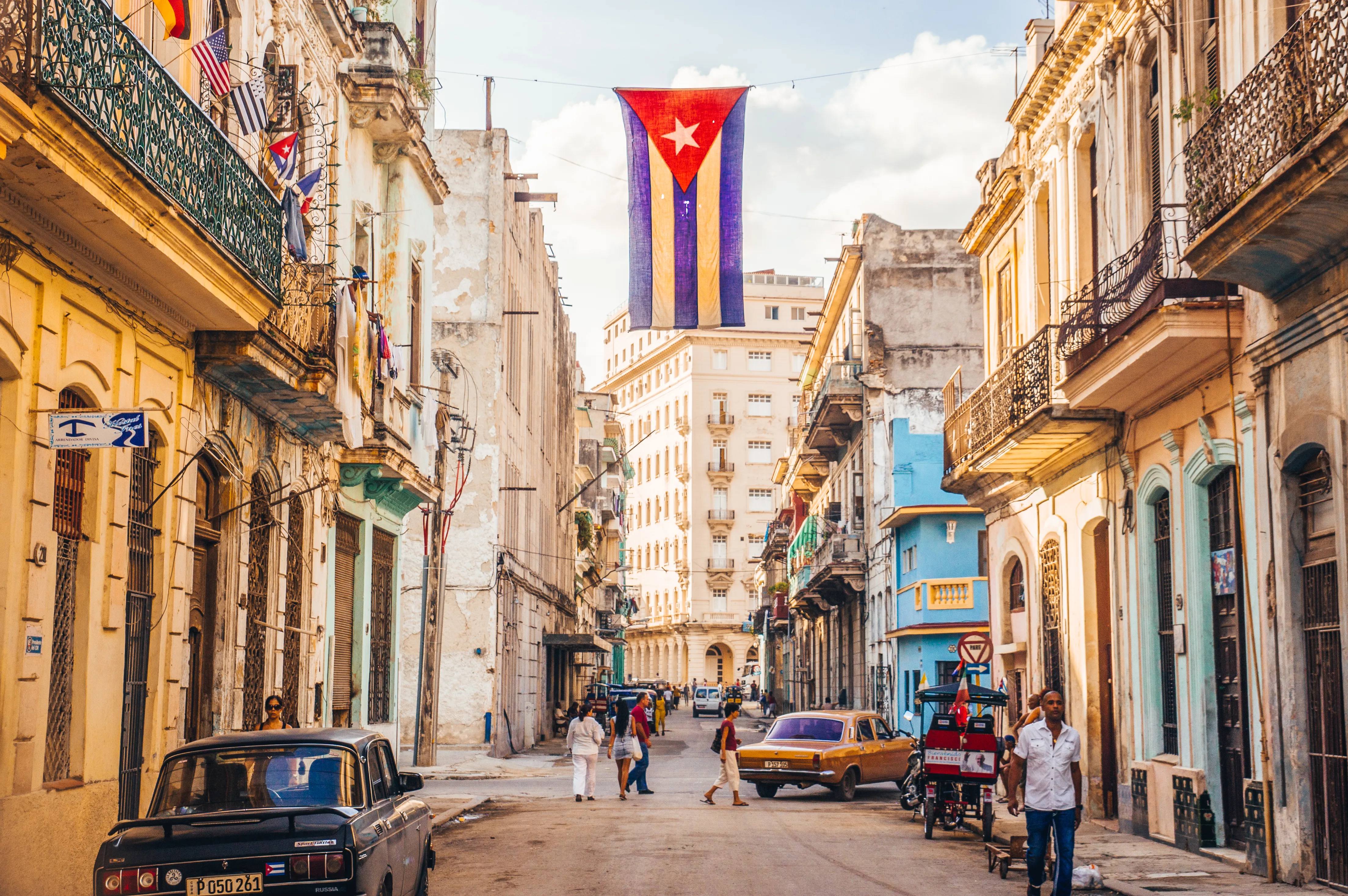 Una bandera cubana con agujeros ondea sobre una calle en en el centro de La Habana, Cuba.?w=200&h=150