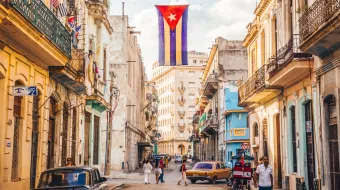 Una bandera cubana con agujeros ondea sobre una calle en en el centro de La Habana, Cuba.