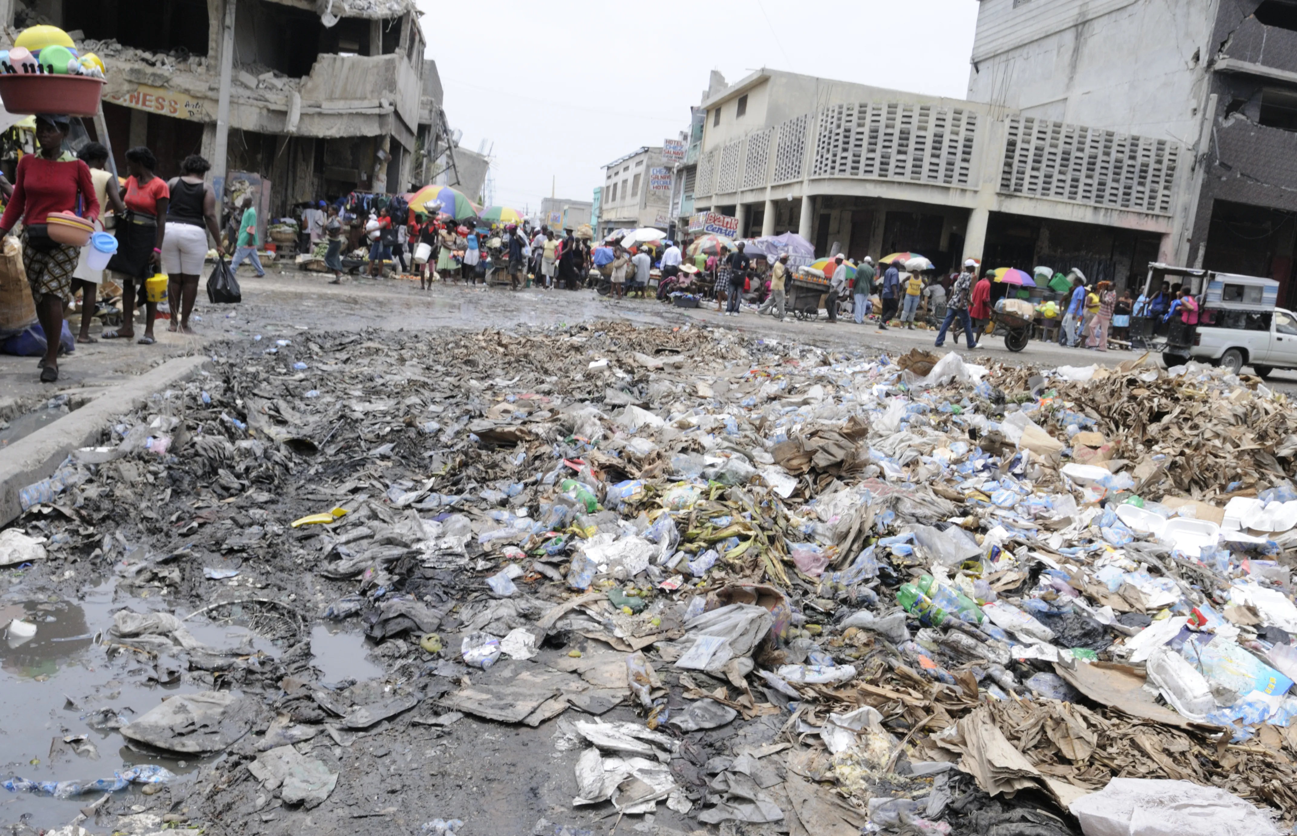 Un vertedero de basura justo en el medio del Mercado del Hierro en Puerto Príncipe, Haití, el 21 de agosto de 2010.?w=200&h=150