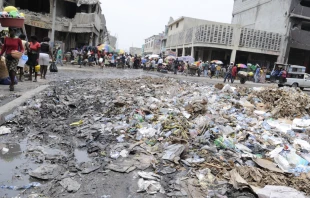 Un vertedero de basura justo en el medio del Mercado del Hierro en Puerto Príncipe, Haití, el 21 de agosto de 2010. Crédito: arindambanerjee - Shutterstock