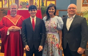 De izquierda a derecha: Párroco de la iglesia católica Our Lady of Grace, P. Jeffrey Kirby; Nalin Haley y sus padres, Nikki Haley y Michael Haley. Crédito: Cortesía del P. Jeffrey Kirby / Captura de pantalla de la publicación en X.