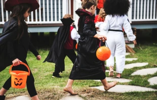 Niños disfrazados piden dulces en Halloween. Crédito: Shutterstock